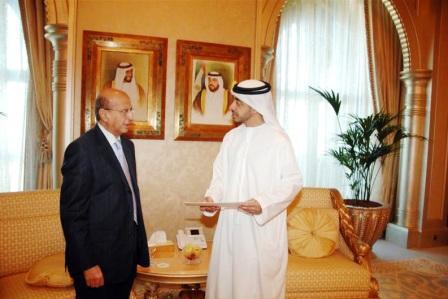 الشيخ عبدالله بن زايد لدى استقباله د. القربي أمس